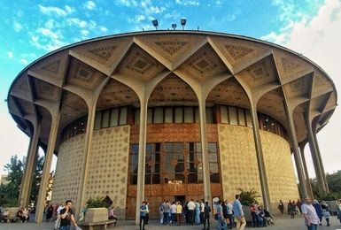 تئاتر شهر چه نمایشی های را به اجرا درمی آورد؟