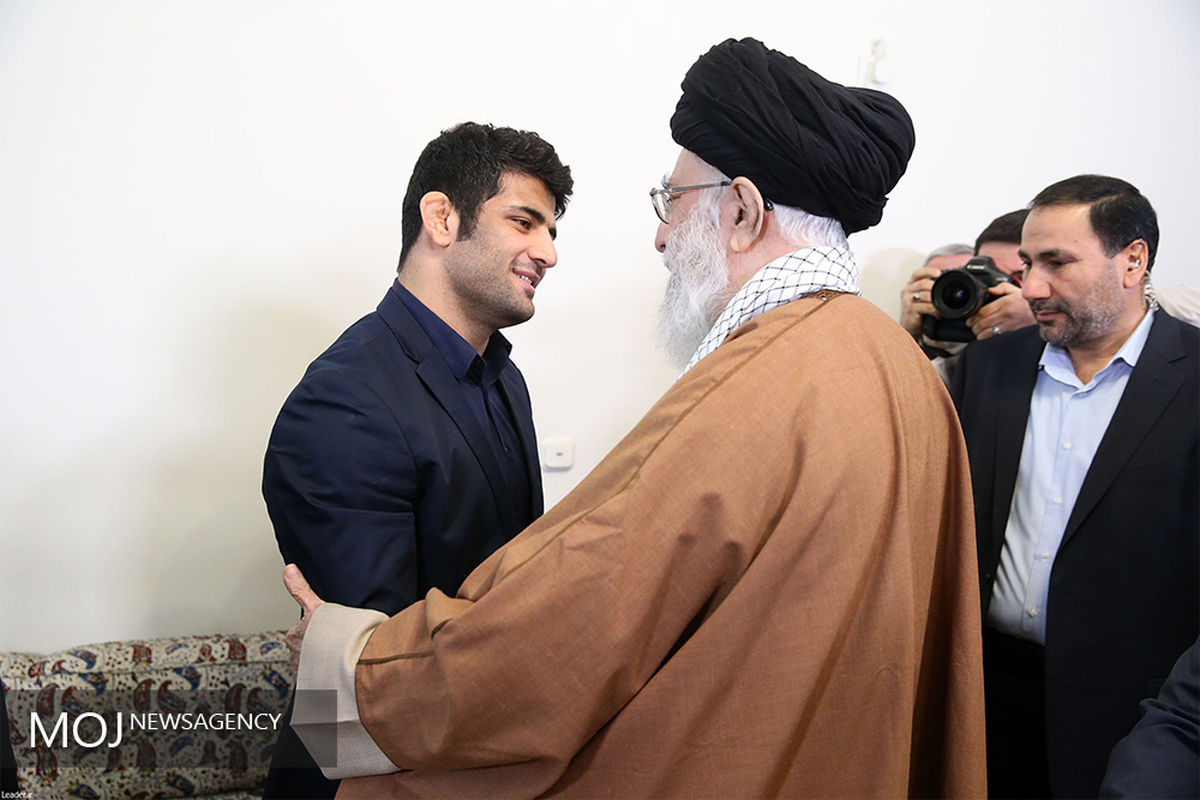 دیدار علیرضا کریمی کشتی‌گیر قهرمان با مقام معظم رهبری