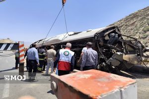 واژگونی مرگبار اتوبوس در محور فیروزآباد – کوار/ ۱۵ فوتی و ۲۷ مصدوم بدحال تا این لحظه + تصاویر