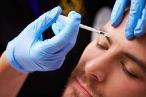 مکان‌های ارائه دهنده خدمات پزشکی، باید مجوز قانونی و تابلوی معتبر داشته باشند