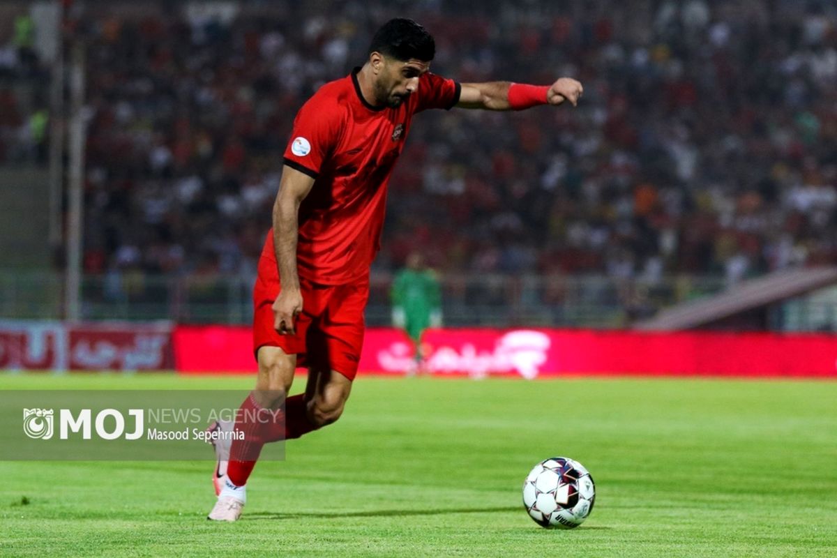 دیدار تیم های فوتبال تراکتور سازی تبریز و پرسپولیس تهران