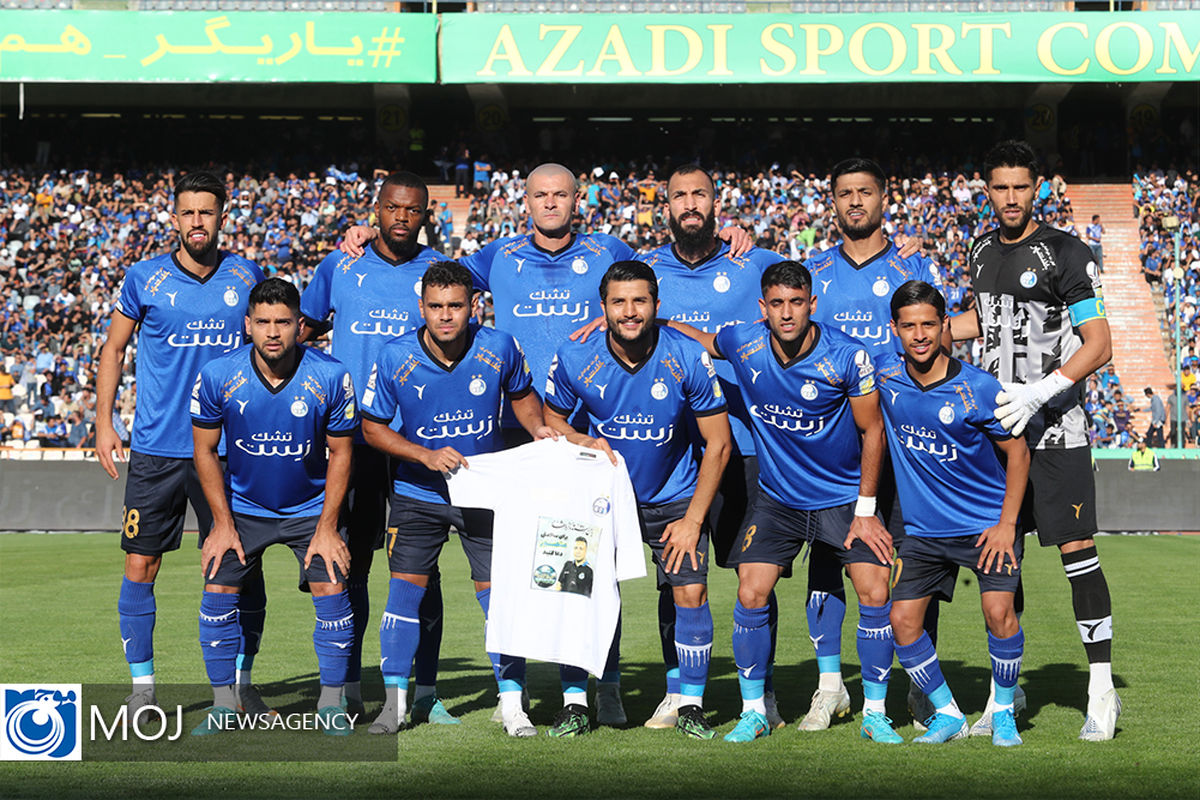 دیدار تیم‌ های فوتبال استقلال و  نساجی مازندران