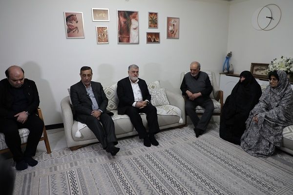 معاون اجرایی رئیس‌جمهور با خانواده دو تن از شهدای مردمی اغتشاشات اخیر دیدار کرد