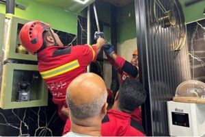 نجات شهروند گرفتار در بالابر کافه توسط آتش‌نشانان بندرعباس