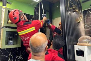 نجات شهروند گرفتار در بالابر کافه توسط آتش‌نشانان بندرعباس