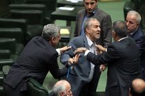 معاون پارلمانی جهاد کشاورزی یقه اش را درید