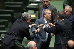 معاون پارلمانی جهاد کشاورزی یقه اش را درید