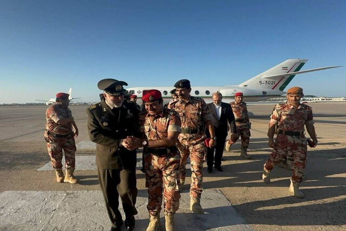 فرمانده نیروی زمینی ارتش در راس یک هیئت عالی رتبه نظامی به عمان سفر کرد