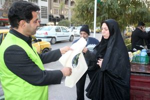 پیام‌آوران اردیبهشت کرمانشاه کیسه‌های پارچه‌ای را بین مردم توزیع کردند