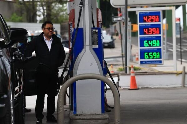 قیمت بنزین در آمریکا به ۵۰ درصد بالاتر از آغاز جنگ ایران رسیده است