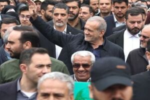 حضور پزشکیان در تجمعات میدان جمهوری تهران در پی چهلمین روز شهادت رهبر انقلاب + فیلم