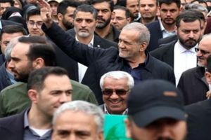 حضور پزشکیان در تجمعات میدان جمهوری تهران در پی چهلمین روز شهادت رهبر انقلاب + فیلم