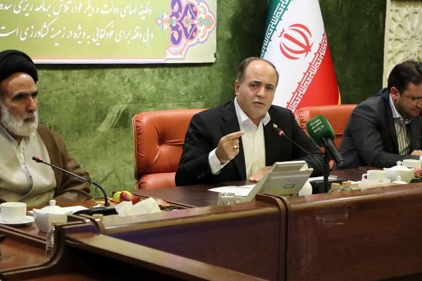 وزارت جهاد کشاورزی از تولیدکنندگان حمایت می کند و در مقابل رانت‌خواران می ایستد