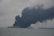 نفتکش ایرانی تا یک ماه در آتش خواهد سوخت/ نگرانی ها از انفجار و غرق شدن کشتی در حال افزایش است