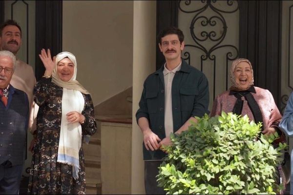 سریال «شیش‌ماهه» مهران مدیری از امشب روی آنتن شبکه سه می‌رود + ساعت پخش