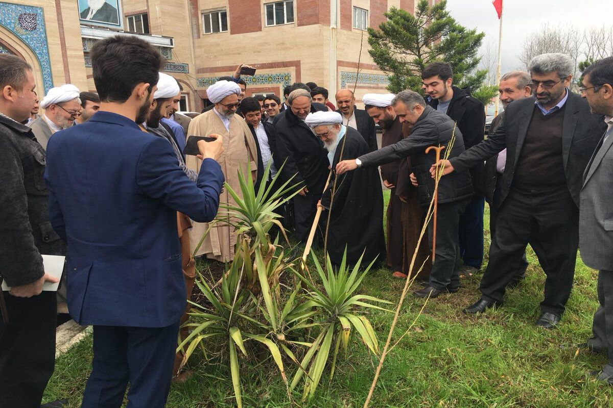 غرس نهال توسط حضرت آیت الله قربانی
