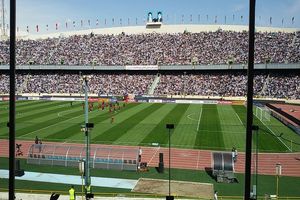 ظرفیت ورزشگاه آزادی تکمیل شد/ بازدید داوران سنگاپوری از زمین و درگیری و بازداشت + تصاویر